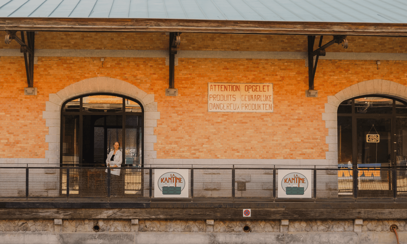 Sandrine, zaakvoerster van Kantine staat voor haar restaurant in de Tour & Taxis site in Brussel.