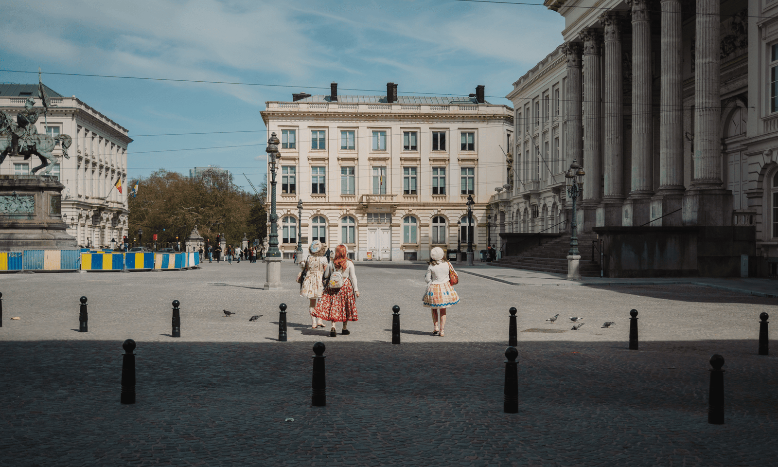 Drie vrouwen wandelen op het Beursplein in Brussel.